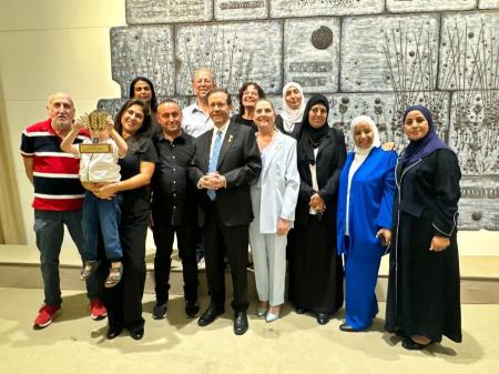 منح وسام رئيس الدولة للتميز والتطوع للناشط فؤاد الزيادنة من رهط